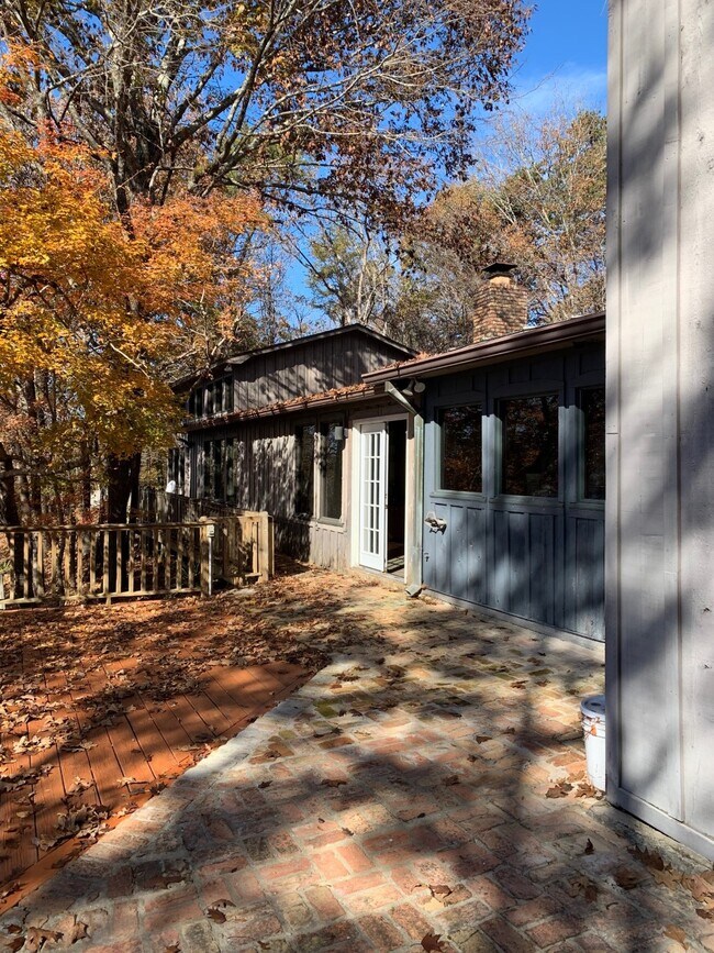 Building Photo - 2 Old North River Pt