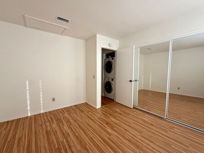 Building Photo - Light-filled, two-story 3-bedroom, 2.5-bath condo in the heart of Thousand Oaks!