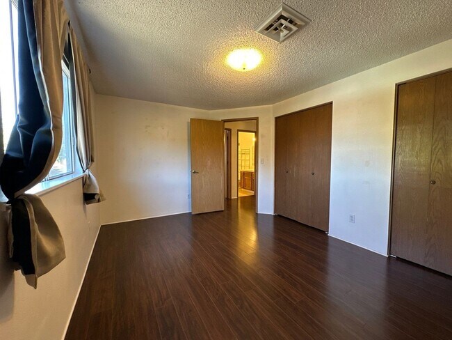 Building Photo - Lincoln Duplex