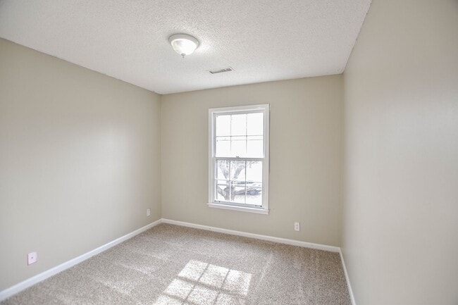 Building Photo - Centrally Located Three Bedroom!