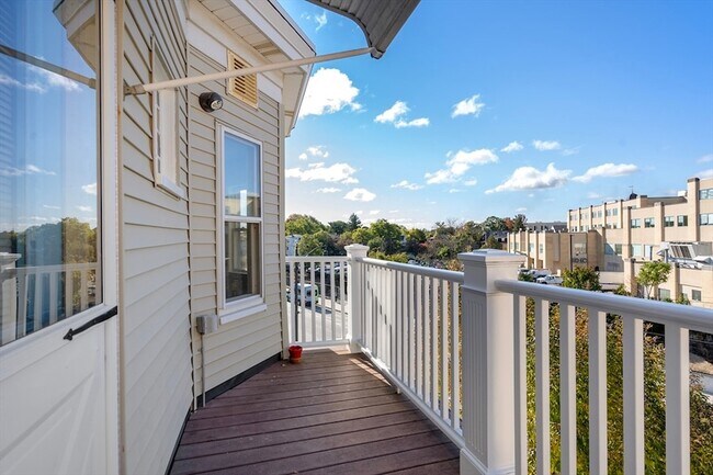 Building Photo - 811 Somerville Ave