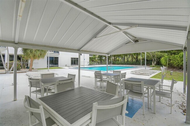 Building Photo - 20100 W Country Club Dr