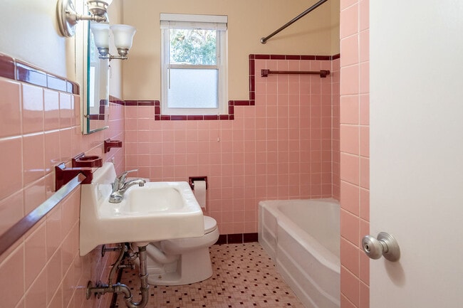 Building Photo - 2818 Lakeshore Dr