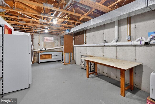 Building Photo - 562 Susan Dr