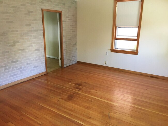 Building Photo - 4-bedroom 1 Bath Single-Family Home Near D...