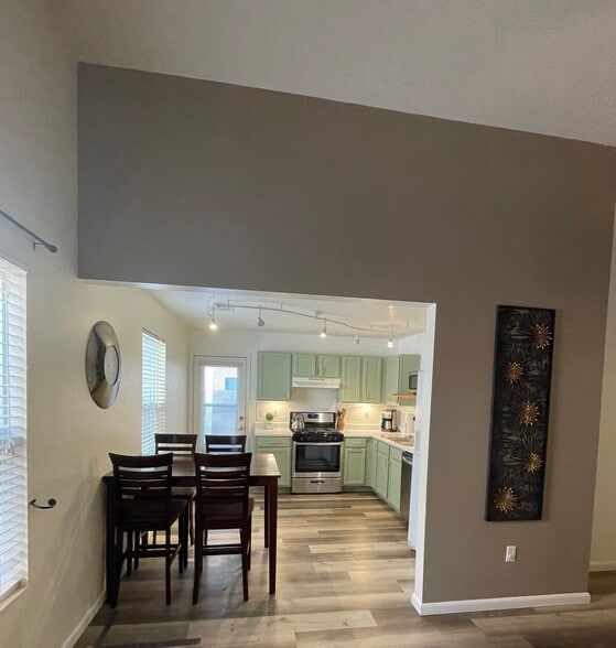 Building Photo - 10605 Pueblo Plz NW