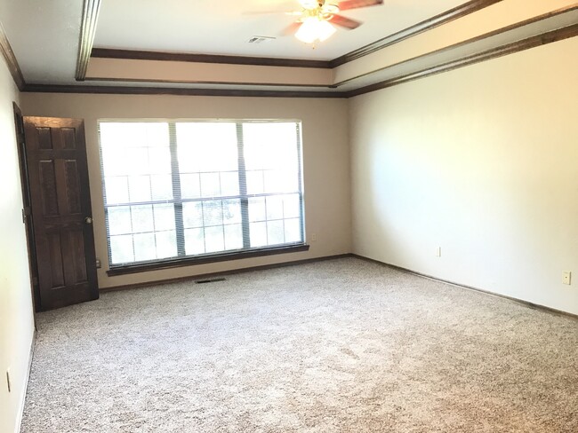 Building Photo - Spacious home in Edmond