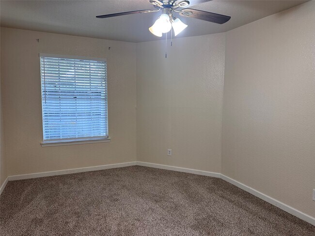 Building Photo - 9700 Leawood Blvd