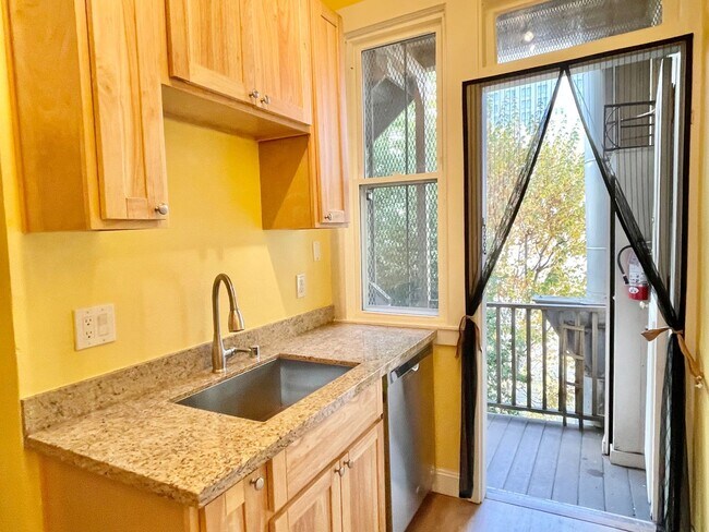 Building Photo - Charming Lower Nob Hill 1BR/1BA! Laundry! ...