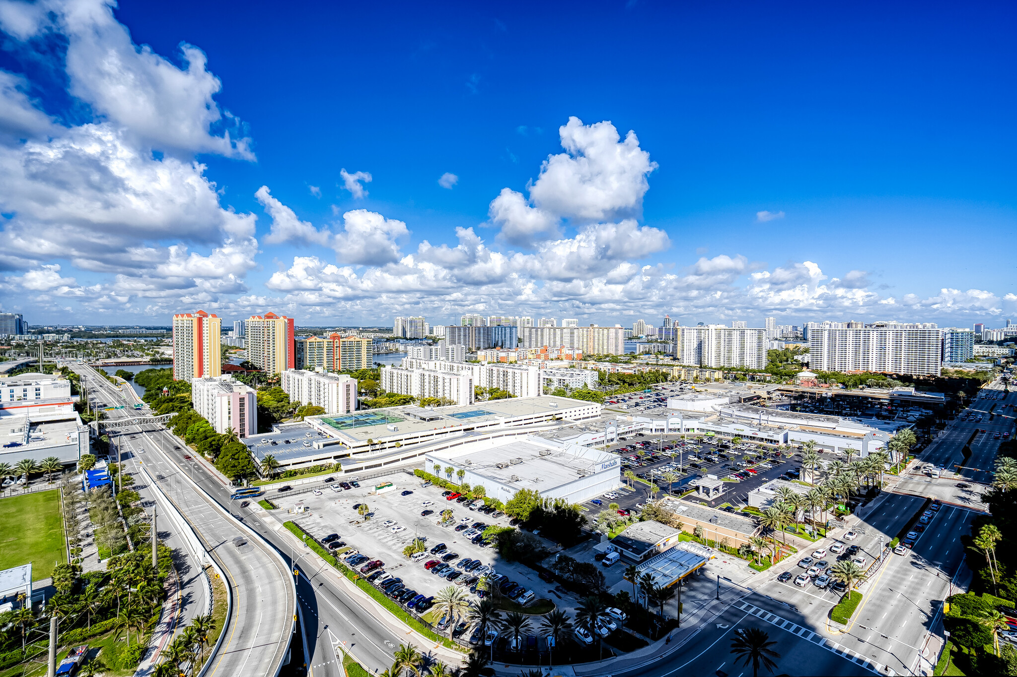 Building Photo - 16699 Collins Ave