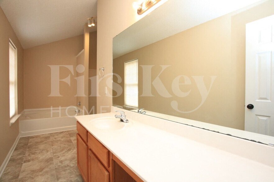 Building Photo - 906 Grassy Patch Ln