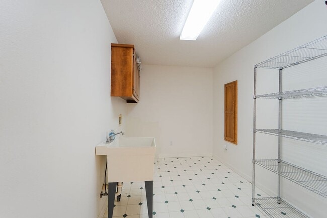 Building Photo - 4 bed, 3 bath, home with privet sunroom off master.