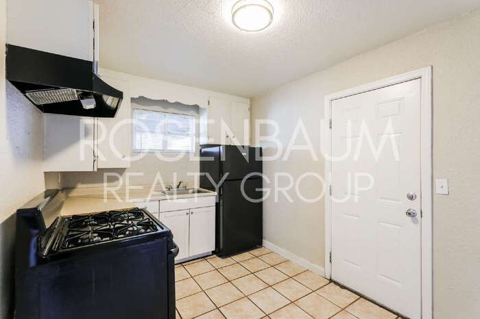 Building Photo - 302 W Flores St