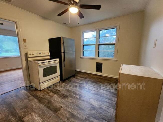 Building Photo - 105 Evora St