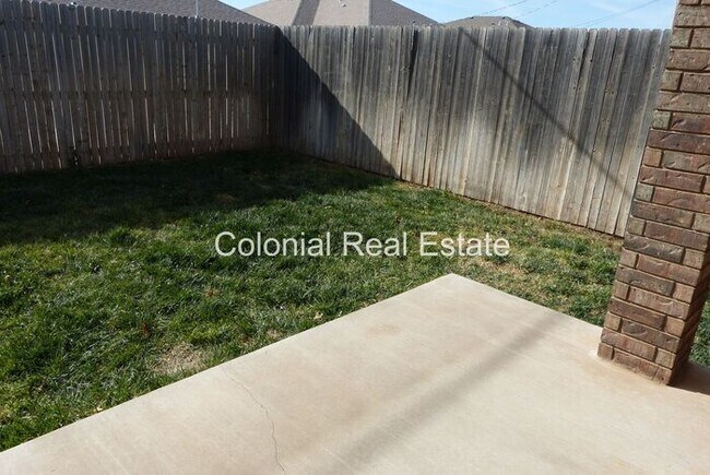 Building Photo - Spacious and updated 3 Bedroom 2 bathroom ...