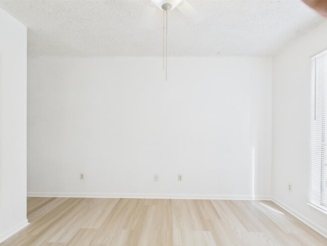 Building Photo - 913 Mayfield Dr