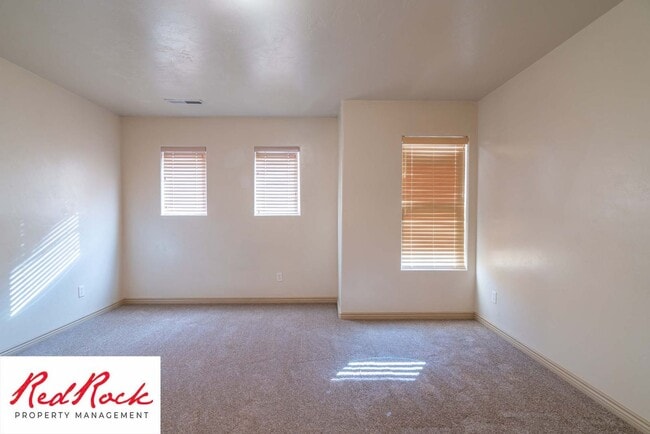 Building Photo - Beautiful 3 bedroom, 2.5 bathroom Townhome...