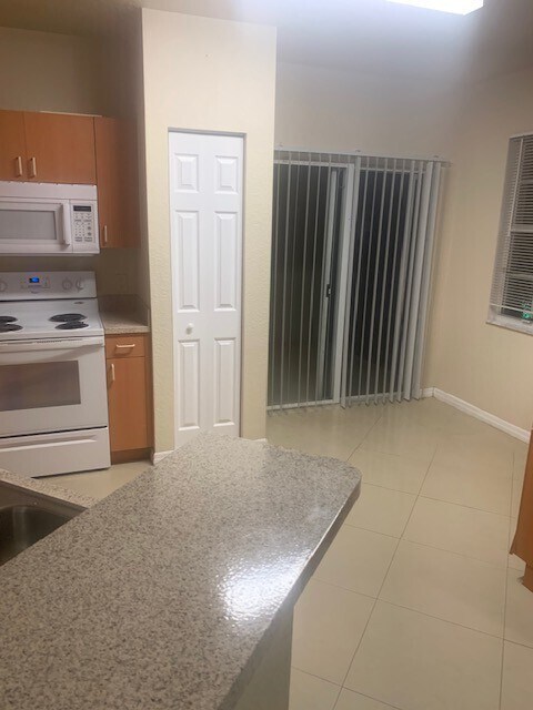 Building Photo - 3/2 Lake available in North Lauderdale