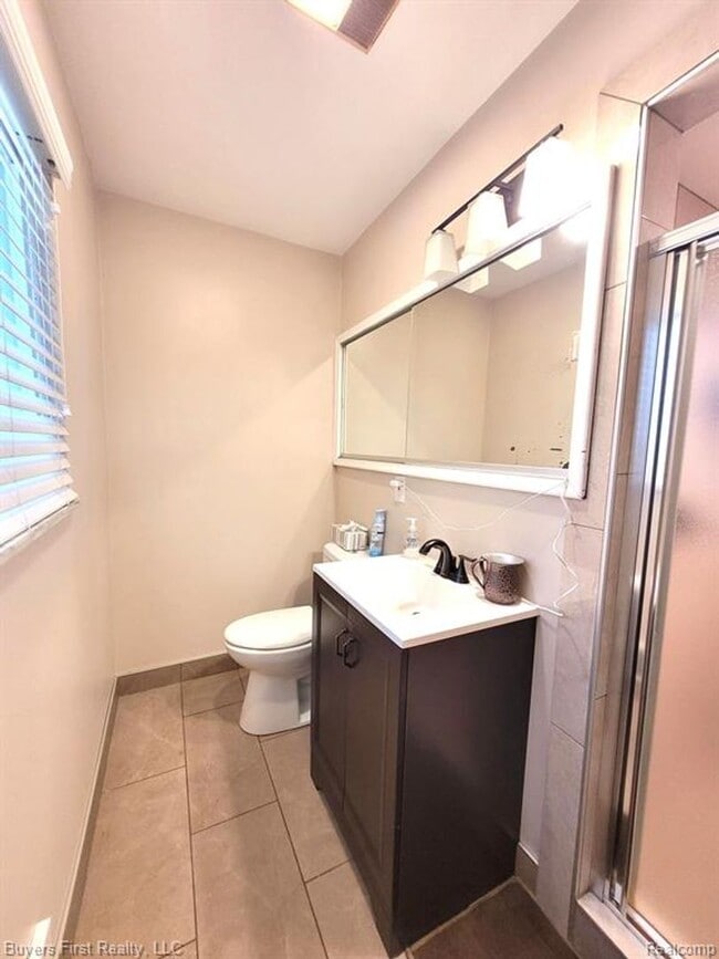 Building Photo - Newly Renovated 7BR – Modern Kitchen + Bath