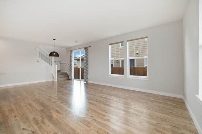 Building Photo - Outstanding Townhome W/ Large 3 Bed- 2.5 Bath and 2-Car Garage!