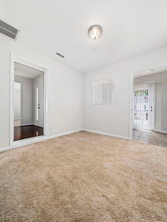 Building Photo - Spacious and Move-In Ready Home! - Fenced ...