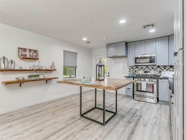 Building Photo - 906 E Comanche St