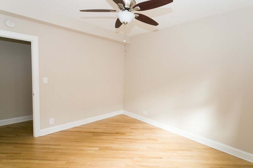 Building Photo - 946 Green Bay Rd