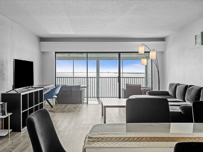 Building Photo - Four Seasons River Front Condo