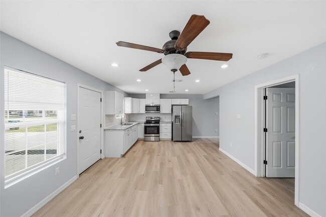 Building Photo - 8595 Parkway Dr