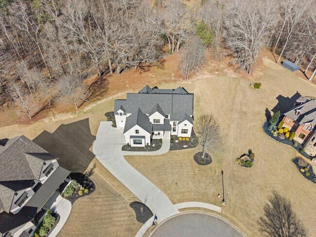 Building Photo - 568 Versailles Dr