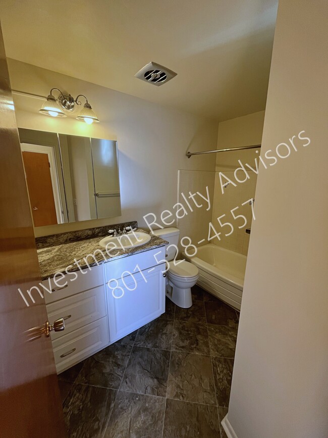 Building Photo - Spacious Apartment in Salt Lake City!