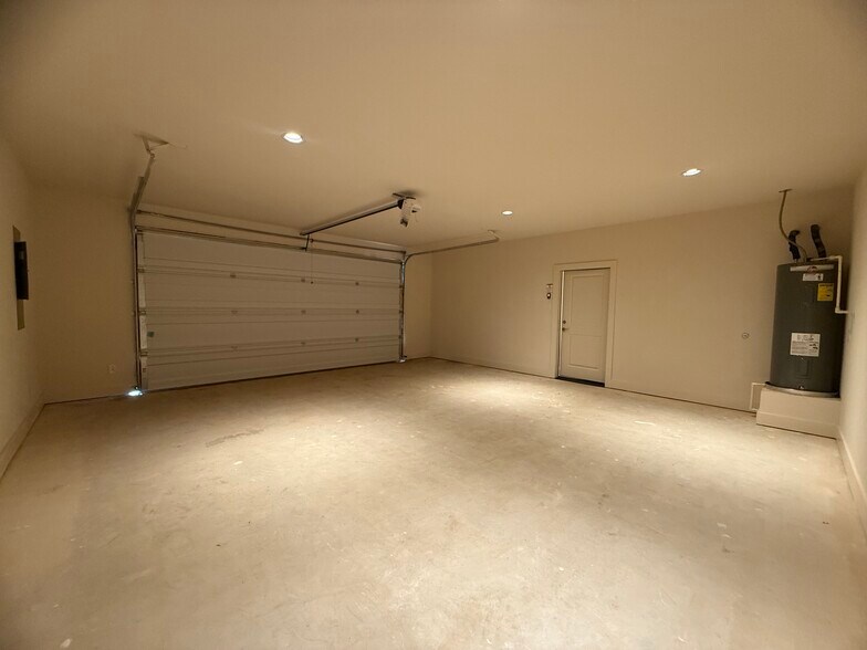 Building Photo - 207 Railroad Ave