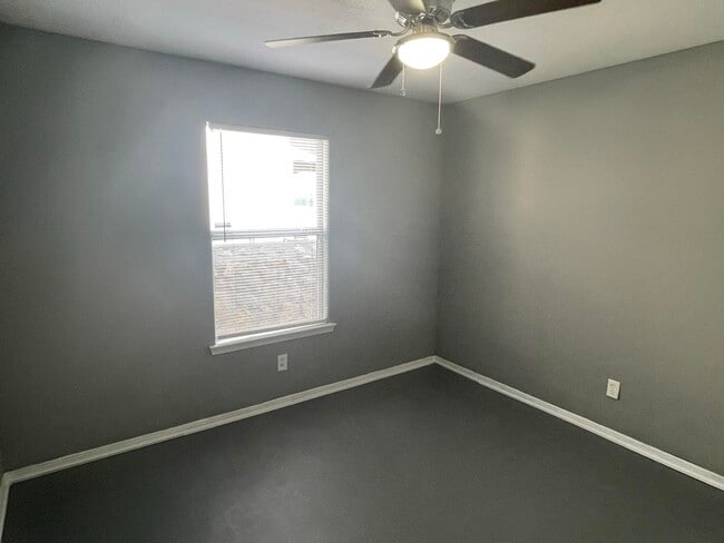 Building Photo - 5724 Saluki Dr