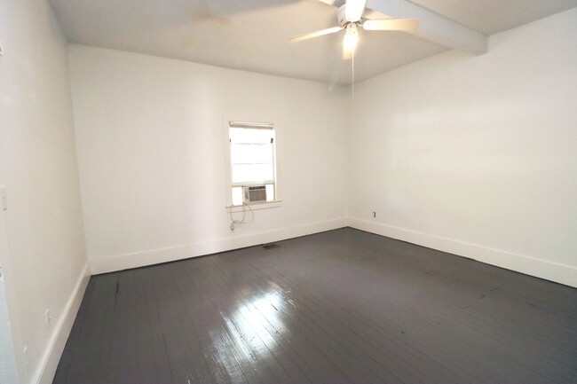 Building Photo - 2 Bedroom, 1 Bathroom Duplex in Downtown C...