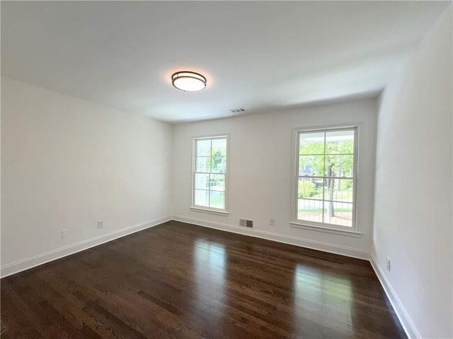 Building Photo - 1892 Mercedes Ct NE
