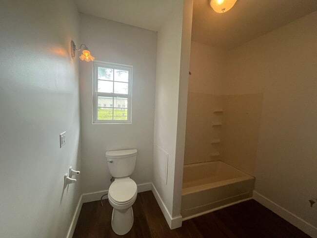 Building Photo - 3 Bedroom, 2 Bath House