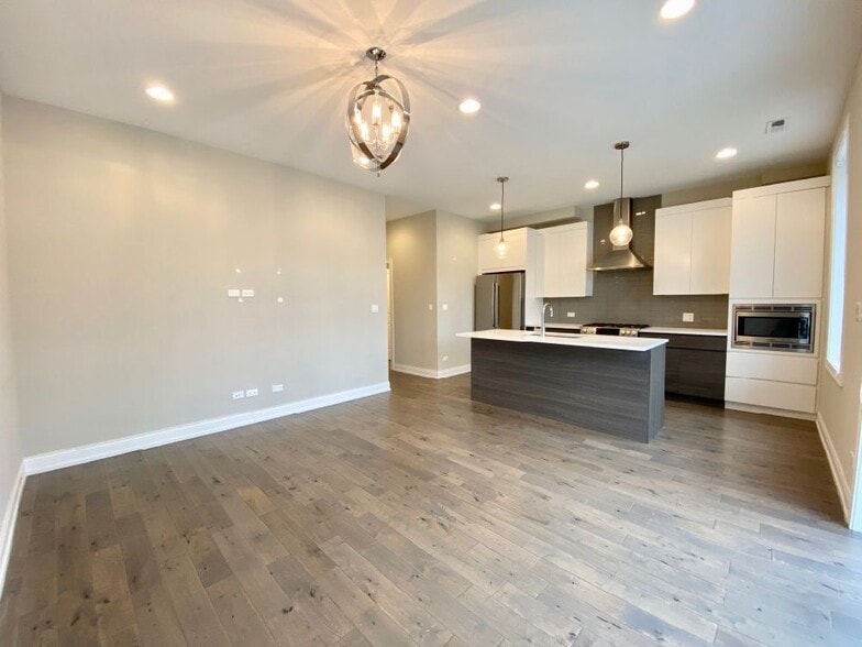 Building Photo - 317 W Evergreen Ave