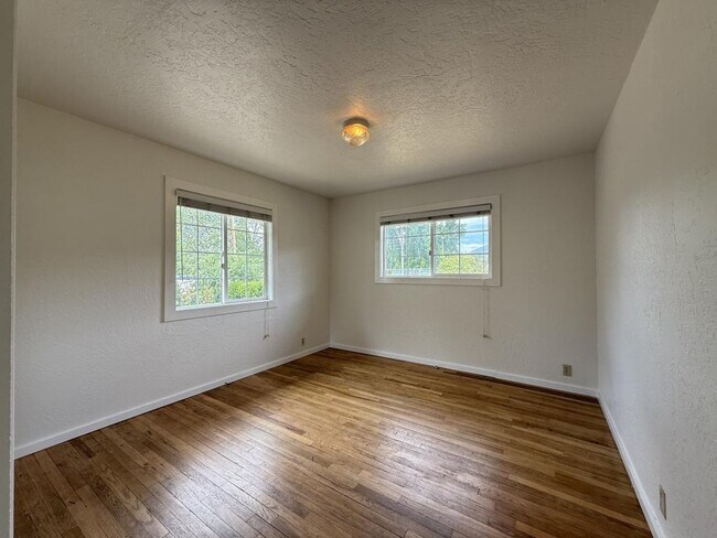 Building Photo - 733 NE Wharton Dr