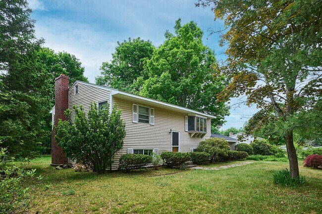 Building Photo - 5 Bedroom House in Hadley – Perfect for Groups!