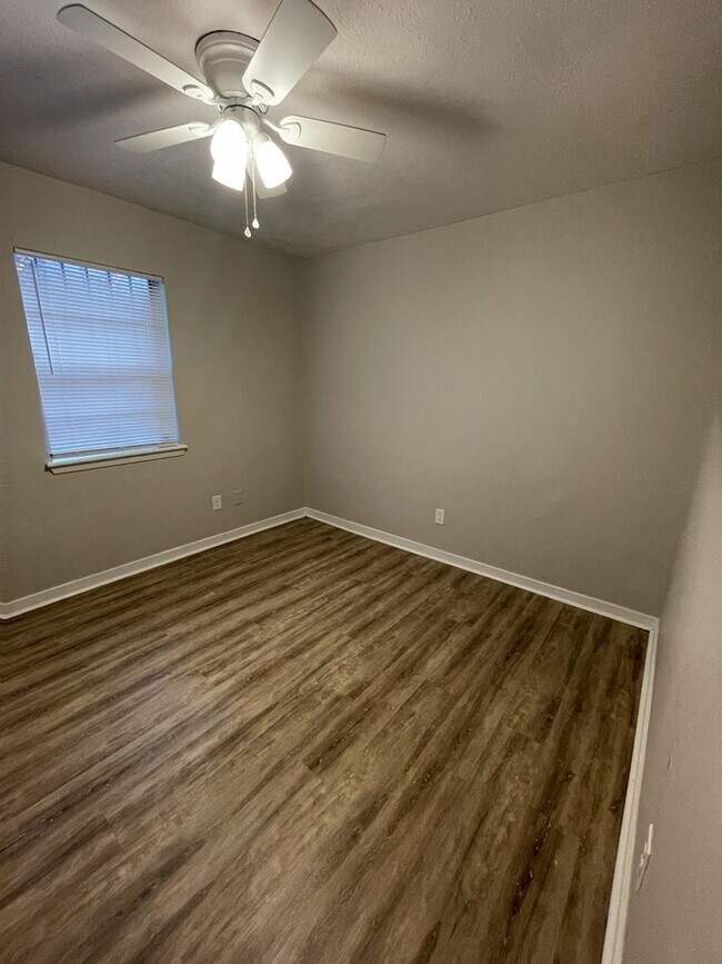 Building Photo - 2118 Thousand Oaks Dr