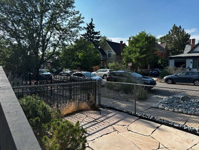 Building Photo - "Charming 1-Bed Oasis in Denver's Heart – Cozy Comforts!"