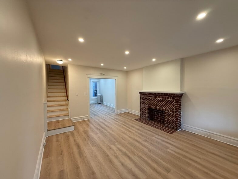 Building Photo - 133 S 15th St