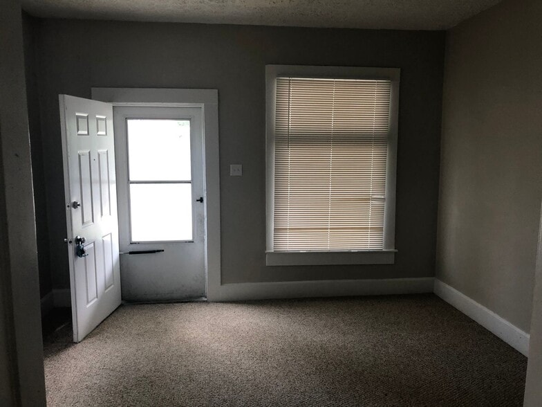 Building Photo - Spacious 2 Bedroom Half Double