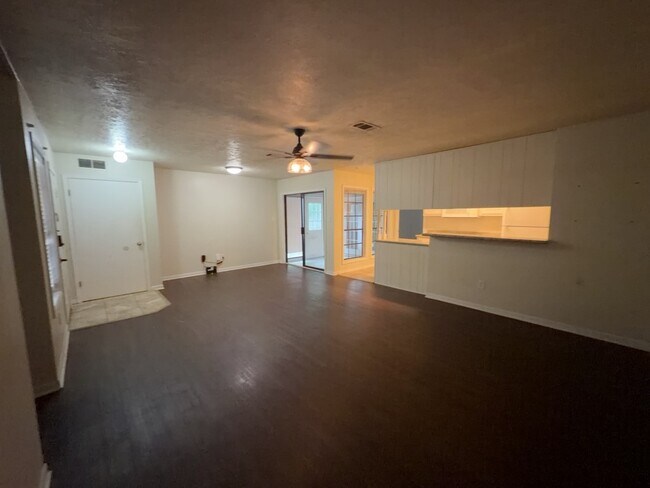 Building Photo - 629 W Ridge Dr