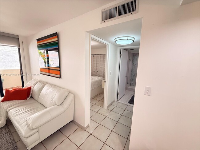 Building Photo - 1623 Collins Ave