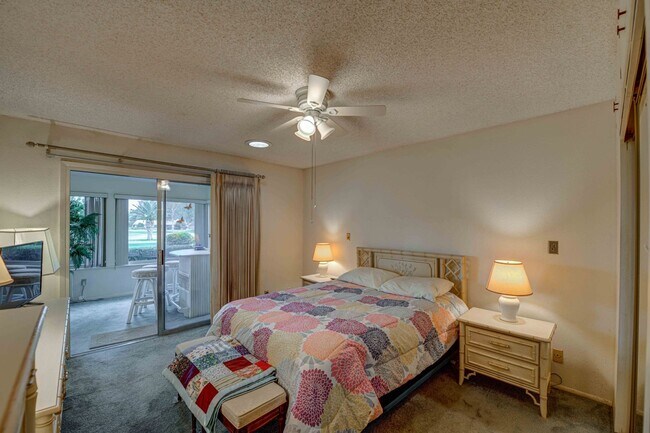 Building Photo - Perfect home for enjoying your winter in Arizona.  2 bed 2 bath on the 14th fairway of Heron Lake...