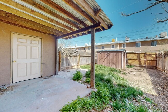 Building Photo - North Valley 3 bedroom Townhouse