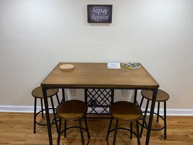 Building Photo - 3600 S Giles Ave