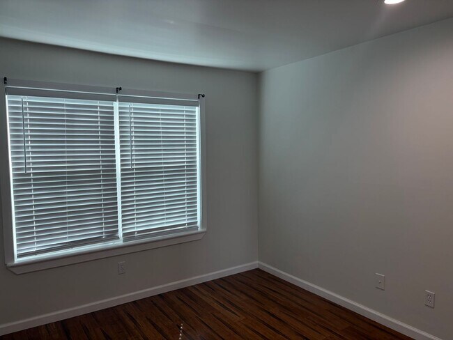 Building Photo - Well Maintained 2nd Floor Condo Now Available in Northridge Estates