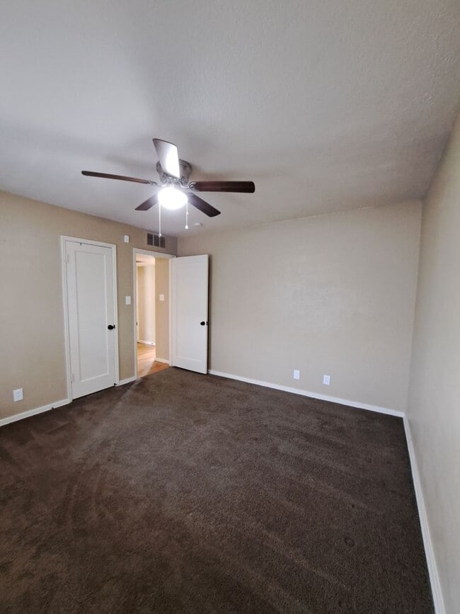 Building Photo - Single-Level 2BR Apartment with Garage in Fresno!